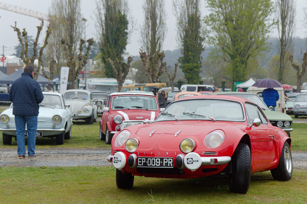 Qu'est-ce qui est rouge et qui pousse sur l'herbe ?