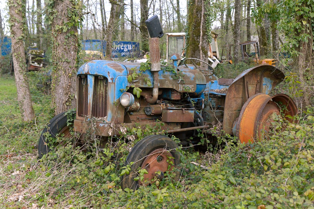 Fordson Major et bidon en plastique